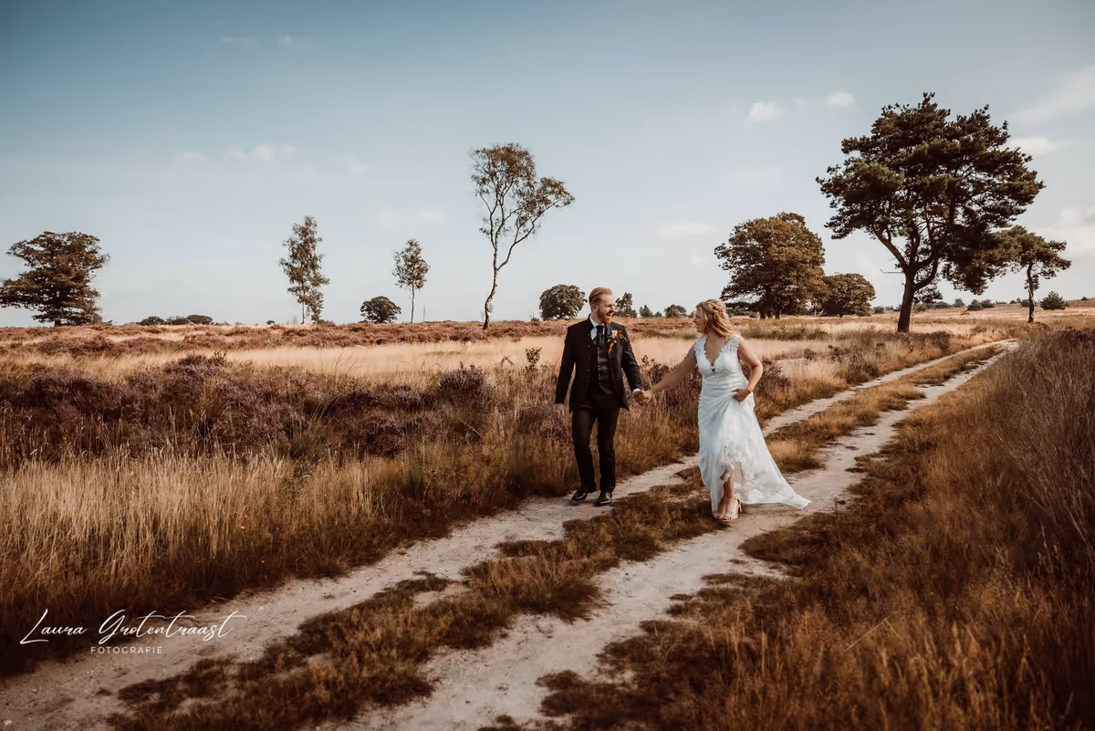 Bruidspaar hand in hand in de Sallandse natuur